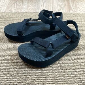 Flatform black teva sandals